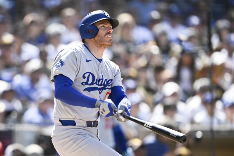 Dodgers star a late lineup scratch, dealing with nerve issue in neck