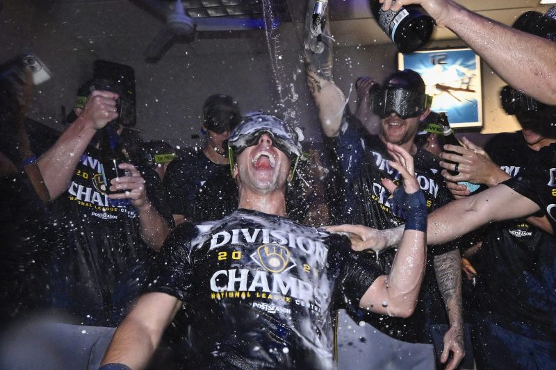 Brewers clinch third consecutive NL Central crown
